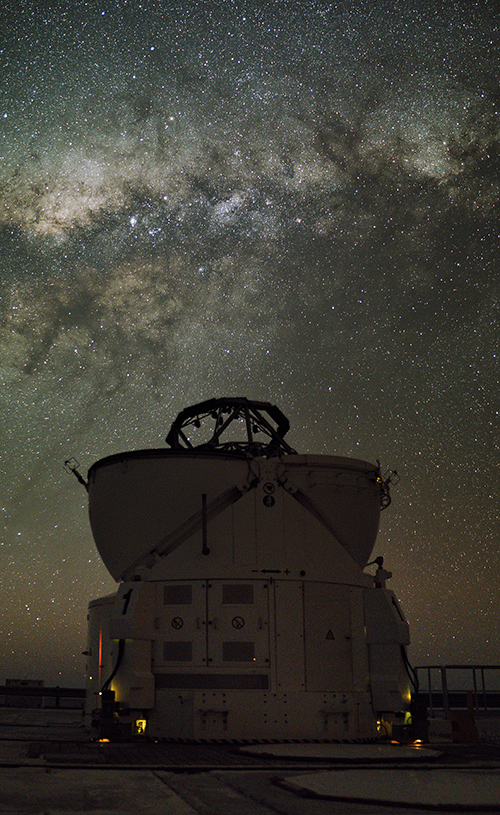 Photo d'un Auxiliary Télescope sous la voie lactée - Optrolight