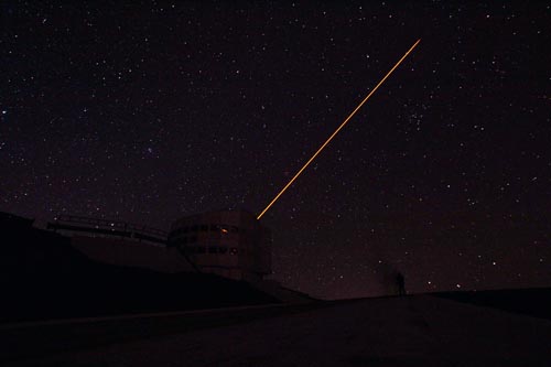 Photo sur la plateforme des UT à l'observatoire de Paranal au Chili; UT4 with LGS ON - Optrolight