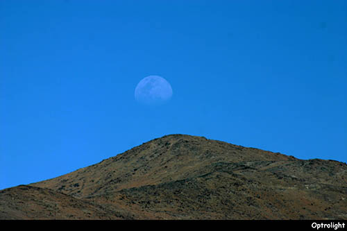 Image de la lune de jour dans le désert d'atacama (Chili) - Optrolight