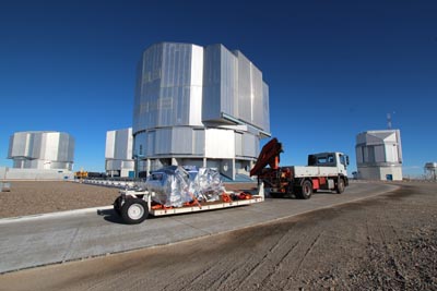 Photo du banc optique arrivant à la plateforme télescope.  - SPHERE